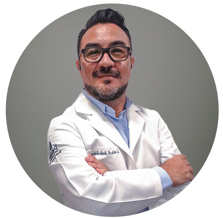 Dr. Víctor Axotla, ortopedista, con bata blanca